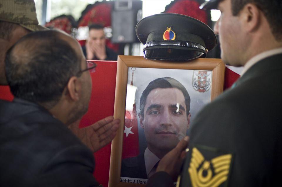 <p>"Sen beni nasıl yalnız bırakıp gittin yeğenim. Bu kep sana çok yakışıyordu. Sana kıyan eller kırılsın" dedi ve kafasındaki kepi çıkarıp şehidin fotoğrafının üstüne yerleştirdi.</p>
