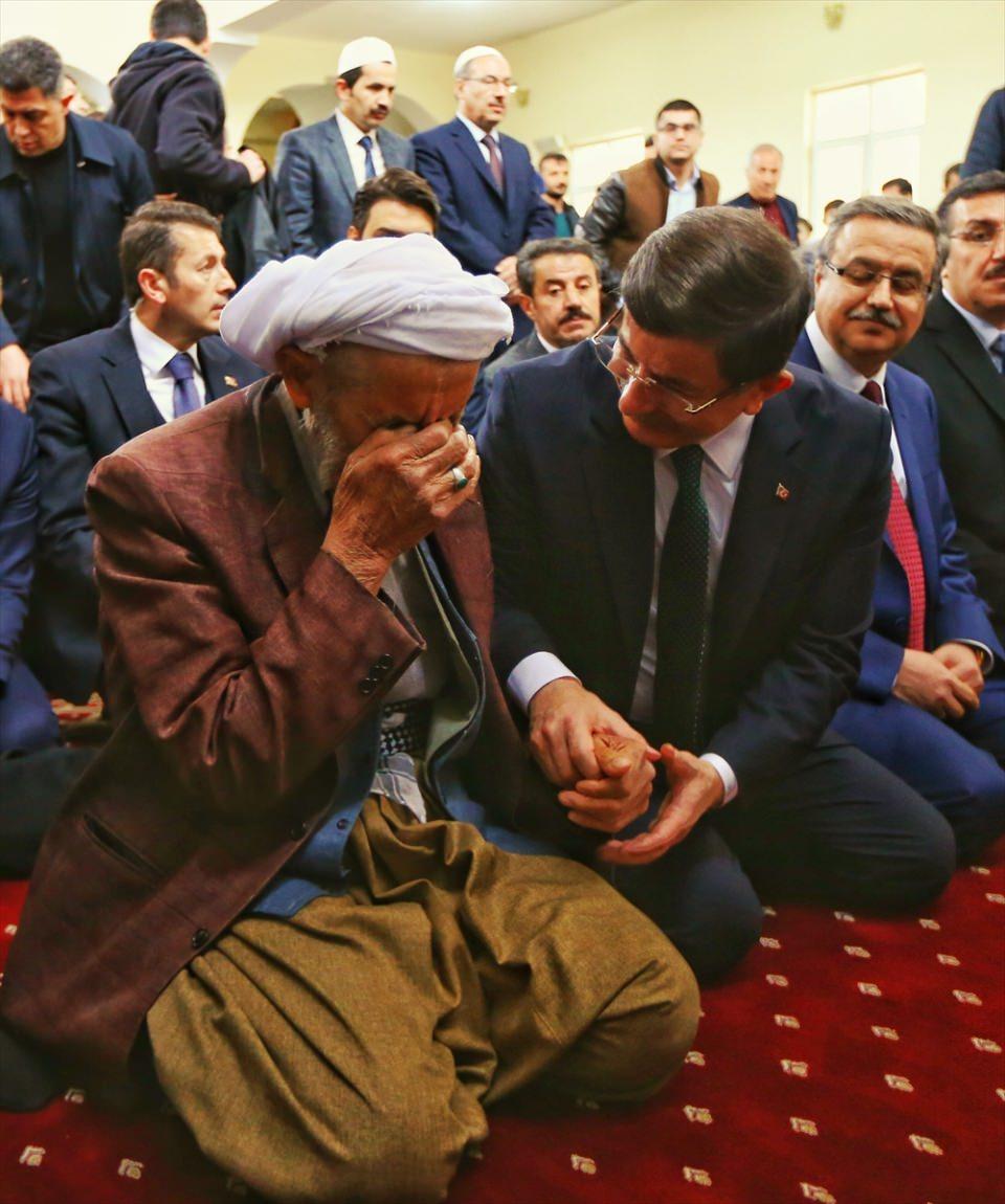 <p>Gözyaşlarını tutamayan vatandaşı ise Başbakan Davutoğlu sakinleştirirken şunları söyledi: Biz devlet olarak, hükümet olarak her daim vatandaşımızın sizin yanınızda olacağız. Silopi'yi yeniden inşaa ederken, eskisinden çok daha modern bir yaşam kuracağız.</p>