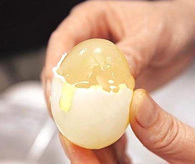 <p>Yetkililer ise maliyeti gerçek yumurtanın dörtte biri kadar ucuz olduğu için sahte yumurta üretimine başlandığını belirtiyor</p>