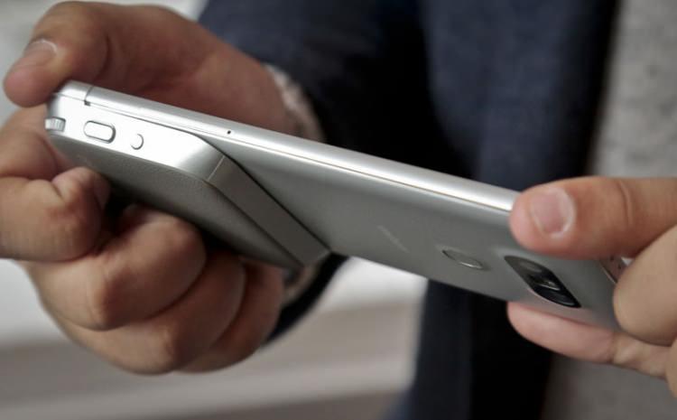 <p>LG G5'te 'G' serisinin özellikleri devam ediyor. Güç butonu arkada yer alıyor. Ancak ses butonları yan tarafa konumlandırılmış durumda. Arka  tarafta dikkat en dikkat çeken nokta ise 2 adet kamera oluyor. Arka tarafta yer alan güç butonu ise aynı zamanda parmak izi okuyucu görevini üstleniyor.</p>
