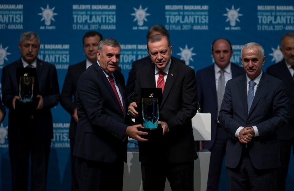 <p>Sakarya Büyükşehir Belediye Başkanı Zeki Toçoğlu ödül aldı.</p>