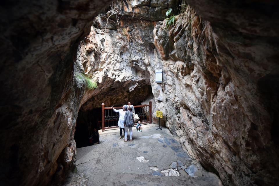 <p>AA muhabirinin derlediği bilgiye göre, Kur'an-ı Kerim'de Kehf Suresi'nde bahsi geçen ve tüm dünyada "Yedi Uyurlar Mağarası" olarak bilinen mağaranın tam nerede bulunduğuyla ilgili kesin bilgi bulunmuyor.</p>

<p> </p>
