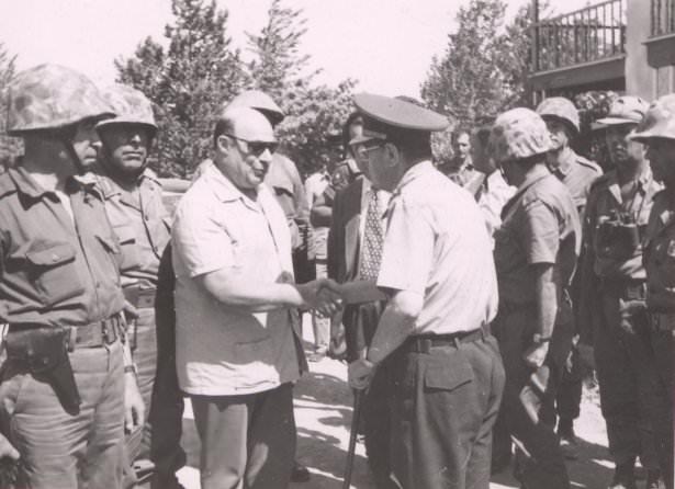 <p>Kıbrıs Türk Toplumu Lideri Rauf Denktaş Kendisini Ziyarete Gelen Komutanlarla</p>
<p> </p>