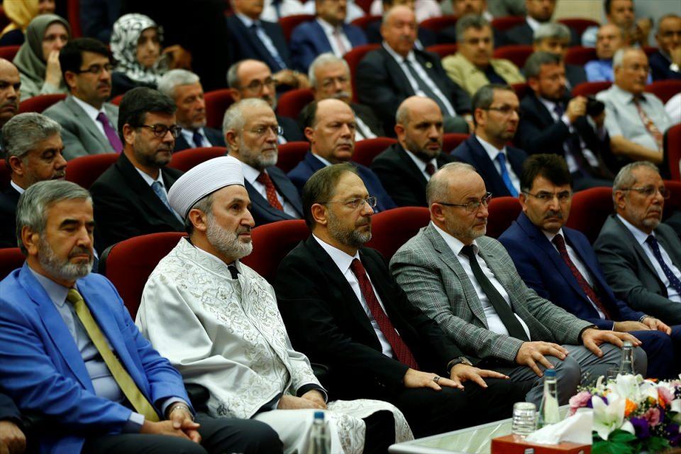 <p>Diyanet İşleri Başkanlığı görevine atanan Prof. Dr. Ali Erbaş(sağ4), görevini Diyanet İşleri Başkan Vekili Ekrem Keleş'den Diyanet İşleri Başkanlığında düzenlenen törenle devraldı.</p>

<p> </p>

