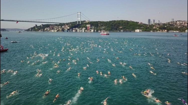 <p>Yarışma nedeniyle İstanbul boğazı 4 saat boyunca gemi geçişine kapatılırken, Türk ve yabancı yarışmacılar boğazın güzelliğine güzellik kattı.</p>
