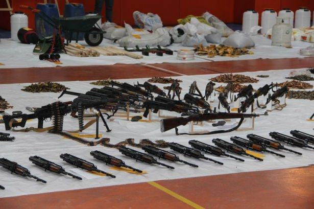 <p><strong>10 TERÖRİST ÖLDÜRÜLDÜ</strong></p>
<p>Vali Aksoy, Bağlar ilçesinde süren operasyonlarda 1 polisin şehit olduğunu ve 16 polis memurunun yaralandığını belirterek, <strong>“10 terörist etkisiz hale öldürüldü. 16’sı yaralı olmak üzere toplam 23 terörist yakalandı. Operasyonlarda 50 barikat kaldırıldı, 10 çukur kapatıldı”</strong> dedi.</p>
