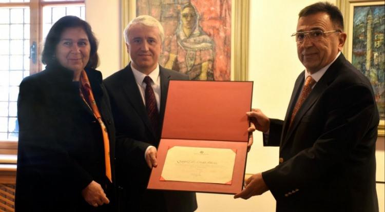<p>Lale ve Cengiz Akıncı çifti de, koleksiyonlarını Çağdaş Sanatlar Müzesi'ne bağışlayarak adından söz ettirmişti</p>