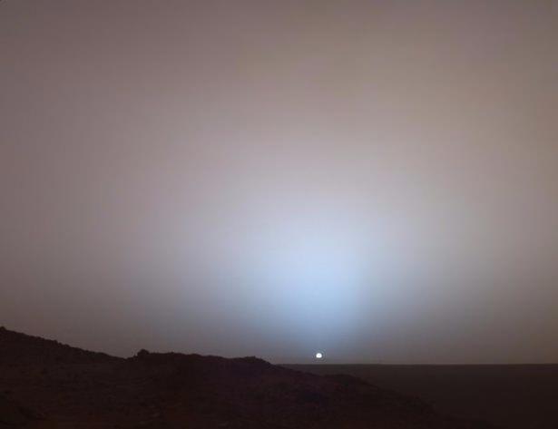 <p>Mars’ta gün batımı işte böyle oluyor. Fotoğrafı çeken NASA.</p>
<p> </p>
