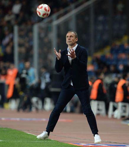 <p>Başakşehir'in Türkiye Kupası Yarı Final maçında Fenerbahçe ile 2-2 berabere kaldığı maçın ardından Abdullah Avcı'nın giyim tarzı çok konuşuldu.(Skorer)</p>
