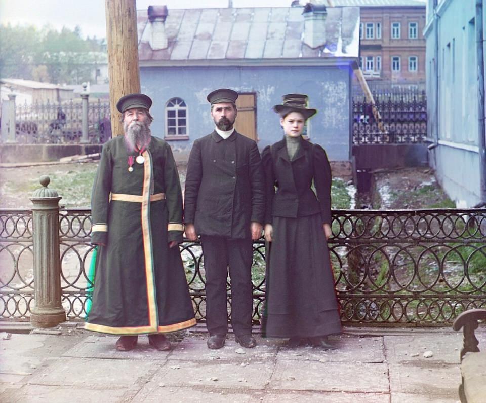 <p> A.P. Kalganov Zlatoust silah fabrikasında oğlu ve torunu ile poz veriyor.</p>

