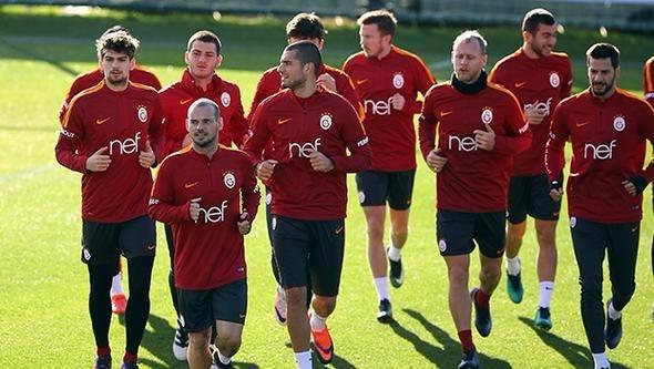 <p><strong>G.SARAY: DENK BÜTÇE AÇIĞI 115 MİLYON EURO </strong><br />
<br />
2019 Mayıs sonuna kadar UEFA, Galatasaray'a da borçlarını sınırlamasını ve denk bütçe yapması şartını getirdi. Aksi takdirde o da 2019 Mayıs sonunda Avrupa'ya gitmeme cezasıyla karşı karşıya. Galatasaray'ın da durumu Fenerbahçe'den parlak değil. UEFA ile 3 yıldır süren görüşmeler devam ediyor. Şu anda Galatasaray, UEFA ile ilk denetimi atlattı. UEFA en son 65 milyon Euro'luk bir futbol bütçesi şartı getirmişti.</p>
