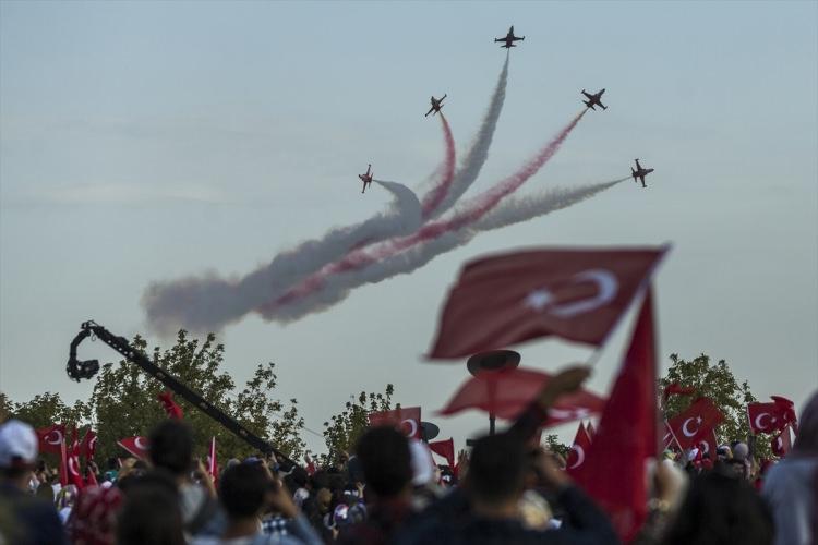 <p>Gösteriye Konya Valisi Yakup Canbolat, 3’üncü Ana Jet Üs Komutanı ve Garnizon Komutanı Hava Pilot Tuğgeneral Fidan Yüksel, Konya Büyükşehir Belediye Başkanı Tahir Akyürek, İl Emniyet Müdürü Şükrü Yaman, İl Jandarma Komutanı Albay İsmet Cansaran da katıldı.</p>