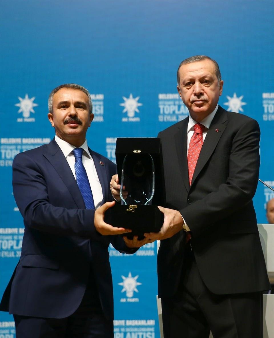 <p>Bolu'nun Göynük Belediye Başkanı Kemal Kazan ödül aldı.</p>
