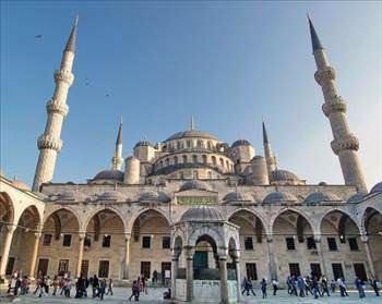<p>Osmanlı sultanları ve ailesi tarafından yaptırılan ve ”Sultan camileri” anlamına gelen selatin camilerinin 6′ncısı olan Sultanahmet Camisi, İznik çinileriyle bezeli olduğu için Avrupalılar tarafından ”Mavi Cami (Blue Mosque)” olarak adlandırılıyor.</p>

<p> </p>

