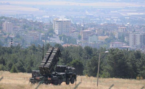 <p>Füze bataryalarının kurulu olduğu alana sivillerin geçişine izin vermeyen askerler, termal kameralar ile Suriye tarafını sürekli izleyerek gelişmeleri anlık olarak üstlerine bildirdiği kaydedildi.</p>

<p> </p>
