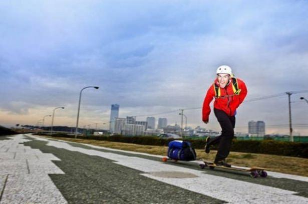 <p>En uzun kaykay yolculuğu. Yeni Zelandalı Rob Thomson'ın elinde tuttuğu bu rekor tam 12 bin 159 kilometre. Thomson, 24 Temmuz 2007'de İsviçre'nin Leysin şehrinden başladığı yolculuğunu 28 Eylül 2008'de Çin'in Şanghay şehrinde bitirdi</p>

<p> </p>
