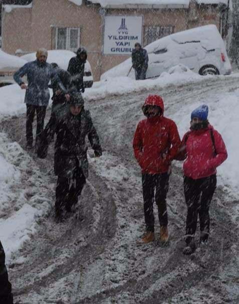 <p>Şişli'de sabah işe gitmek için evlerinden çıkanlar, etkili olan kar yağışı nedeniyle zor anlar yaşadı. Ana arterler açık olmasına rağmen ara sokaklar kar altındaydı.</p>
