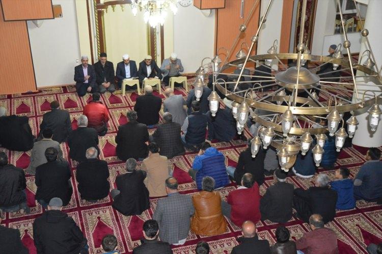 <p>Ağrı / Türkiye</p>
<p> </p>
<p>Ağrı'da üç ayların habercisi olan Regaip Kandili dolayısıyla program düzenlendi. Vatandaşlar, akşam saatlerinden itibaren Eleşkirt Merkez Camisi’nde düzenlenen programa yoğun ilgi gösterdi. Camide Kuran-ı Kerim tilaveti ve mevlit okundu, dua edildi.</p>
<p> </p>
<p> </p>