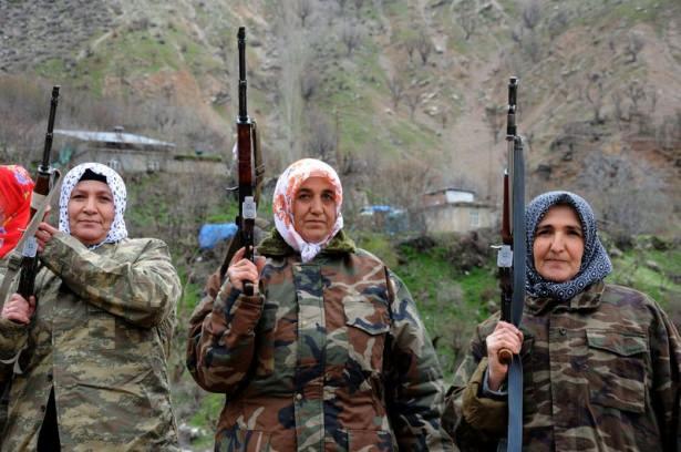 <p>Doğu ve Güneydoğu Anadolu Bölgesi'nde yıllarca teröre karşı yaşadıkları bölgenin güvenliğini sağlamaya çalışan kadın köy korucuları, PKK'ya yapılan silah bırakma çağrısını destekledi. </p>
