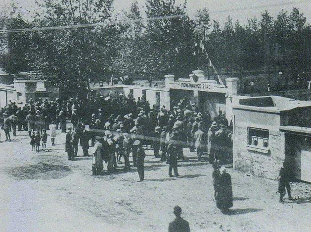 <p>1930'lu yıllar | Fenerbahçe Stadı'nın giriş kapısı</p>
