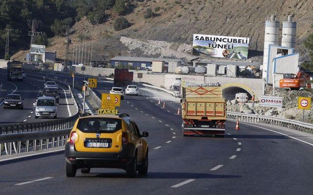 <p>Sabuncubeli Tüneli'nin 2017 yılı sonunda tamamlanması hedefleniyor.</p>
