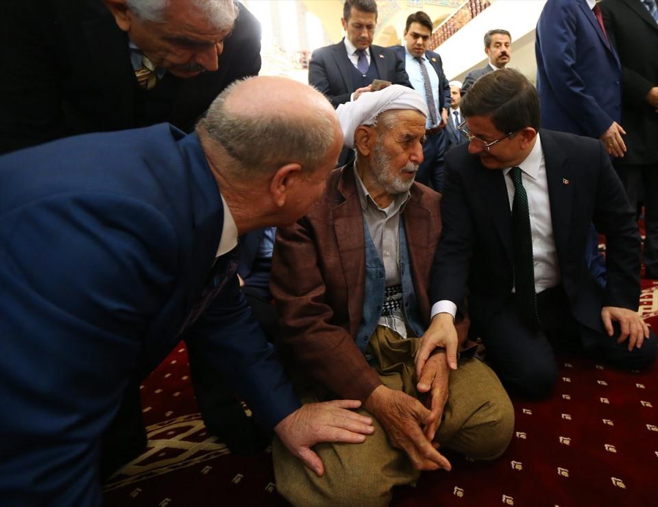 <p>Cami'de yanına oturan yaşlı bir vatandaş, Başbakan Davutoğlu'na "Sayın Başbakanım bizi asla yalnız bırakmayın. Biz her daim devletimizin yanındayız."</p>
