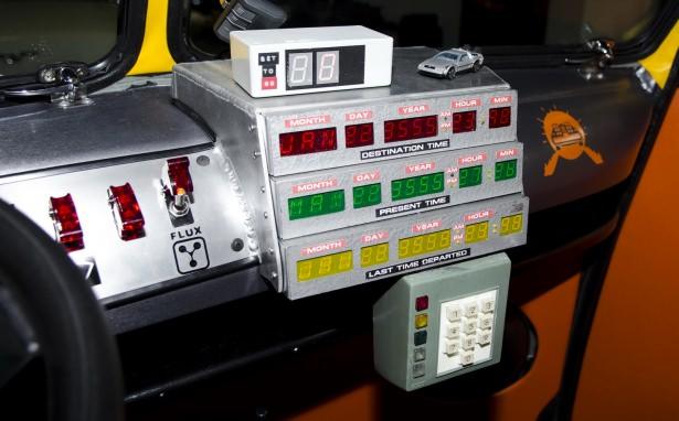 <p>Kokpitte de filmdeki zaman akışını sağlayan aygıt tatlit edilmiş ve üzerine DeLorean maketi eklenmiş.</p>