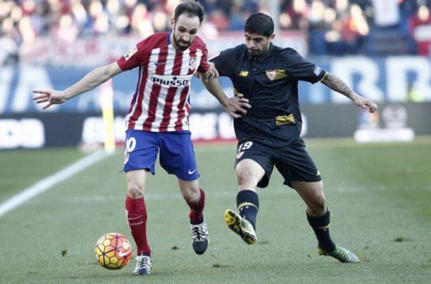 <p>EDER BANEGA<br />
<br />
Arjantinli yıldız, benzin alırken el frenini çekmeyi unuttu. Otomobili geriye doğru gelince ayak bileği tekerlek ile kaldırımın arasına sıkıştı. Ameliyat geçiren oyuncu uzun bir süre sahalardan uzak kaldı.</p>