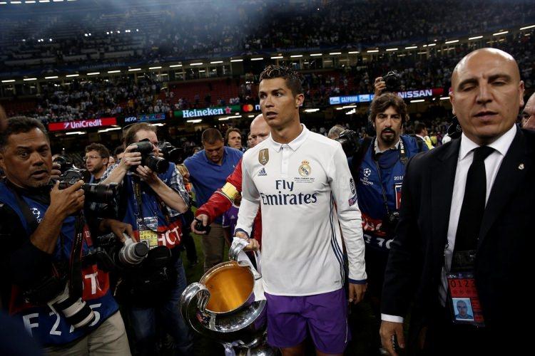 <p>Cristiano Ronaldo'nun, Real Madrid'den ayrılacağı haberleri, dünya gündemine oturdu. Bunun sonucunda da Portekizli yıldıza teklif üstüne teklif geldi.</p>
