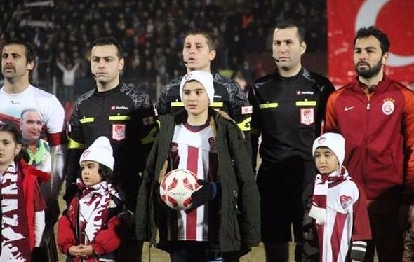 <p>Maçın 63. dakikasında yerini 19. yaşındaki genç futbolcu Birhan Vatansever'e bırakan Selçuk İnan oyundan çıktıktan sonra Fethi Sekin'in oğlu Burak Tolunay'ın yanına gitti.</p>
