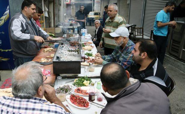 <p><strong>Ciğer kebabı için İstanbul'dan geldi</strong></p>

<p>Gün ağarmadan ciğer kebabı yemek için İstanbul'dan Adana'ya gelen Seyfettin Asal ise Adanalıların her gün sabah 04.00 civarında kalkıp Kazancılar Çarşısı'na geldiğini, kendisinin de bu zevki tattığını belirtti.</p>
