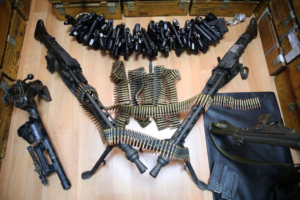 <p>FETÖ'nün darbe girişimi sırasında kullanılan ve daha sonra polis tarafından ele geçirilen çok sayıda silah ve mühimmat, Üsküdar İlçe Emniyet Müdürlüğü yerleşkesinde basına gösterildi.</p>
