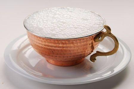 <p>Ayran, tek başına veya yemeklerle beraber her yaştan insanın tüketebileceği oldukça besleyici ve sağlıklı bir içecektir.</p>
