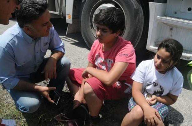 <p>Kaza saat 13.00 sıralarında Sivas-Erzincan karayolu, 30&rsquo;uncu kilometrede, Durulmuş K&ouml;y&uuml; yakınında meydana geldi. Adana&rsquo;dan Erzurum&rsquo;a giden 46 yaşındaki Mehmet Salih Albayrak, y&ouml;netimindeki 25 ES 011 plakalı hafif ticari aracın direksiyon kontrol&uuml;n&uuml; yitirdi. Savrularak şarampole yuvarlanan ara&ccedil; takla atarak tarlaya s&uuml;r&uuml;klendi.</p>
