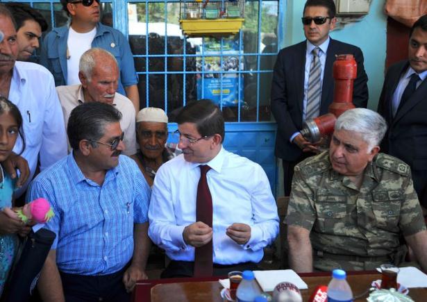<p>Gazetecilerin alınmadığı karakolda, silah arkadaşlarını kaybeden askerlere taziye dileğinde bulunup moral veren Başbakan Davutoğlu, Orgeneral Özel ve bakanlar, sınır hattındaki son duruma ilişkin de bilgi aldı.</p>