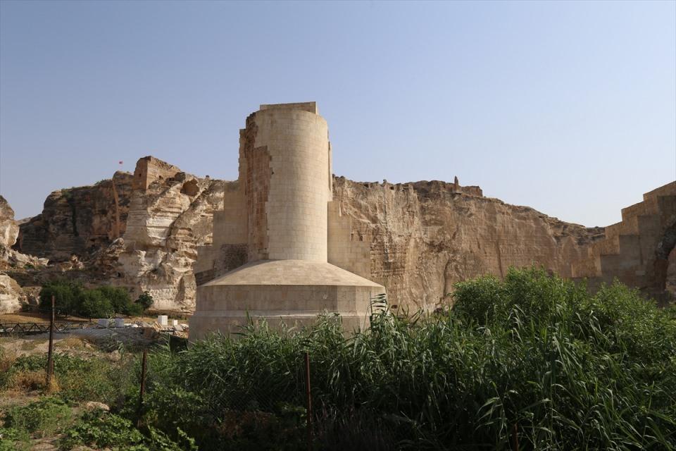 <p>Hasankeyf Kalesi'nin turizme yeniden açılması için güçlendirme çalışmalarına ihtiyaç duyulduğunu işaret eden Baygüven, "Kalede çalışmaya kısa sürede başlanacak. Su altında kalacak tarihi Roma Köprüsü'nün ayaklarında güçlendirme yapılıyor. İleride orada su altı dalışları yapılacak." bilgisini paylaştı.</p>
<p> </p>