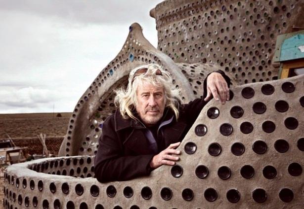 <p>750 lastikle yükselen dış duvarın sıvası yapıldıktan sonra oksijele bağlantı kesiliyor ve bu da herhangi bir yangına karşı güvenlik sağlıyor. Earthship’lerde kullanılan bir diğer geri dönüşümlü materyal ise cam şişeler.</p>
<p> </p>