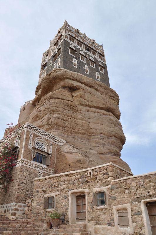 <p>Eski Sana şehri sadece "gökdelenleri" ile değil Osmanlı camileri ve ''İslam'ın 3'üncü mescidi'' olma özelliğini taşıyan Cami'ül Kebir (Ulu cami) gibi yapılarla da dikkati çekiyor.</p>

<p> </p>
