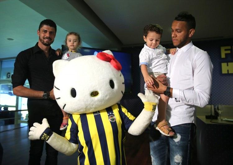 <p>Andrea Baccalini ise, Sanrio'nun insanları sosyal iletişime teşvik eden bir şirket olduğunu vurgulayarak, "Fenerbahçe'ye bu davetlerinden dolayı teşekkür ediyorum. Sanrio'nun felsefesi her zaman küçük hediyeler büyük gülücüklerdir. Çalışmalarımızı her zaman bunun üzerine oturtuyoruz. Burada yeni partnerimizle olmaktan mutluyuz." ifadelerini kullandı.</p>