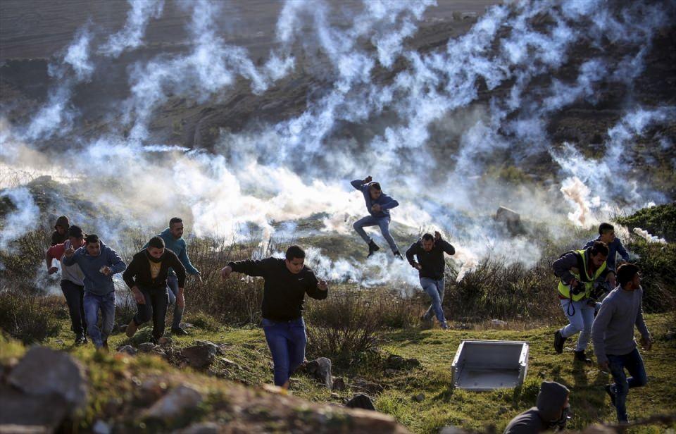 <p>Batı Şeria'nın Ramallah kentindeki Ofer Hapishanesi yakınında toplanan bir grup Filistinli, İsrail hapishanelerindeki Filistinli tutuklulara destek gösterisi düzenledi. İsrail askerleri, göstericilere göz yaşartıcı gaz bombasıyla müdahale etti.</p>
