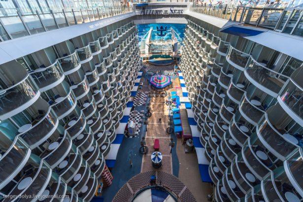 <p>16 katlı gemide 2700 oda bulunuyor. Basketbol ve voleybol sahası, 6360 yolcu kapasiteli bu gemide yok yok...</p>

<p>&nbsp;</p>
