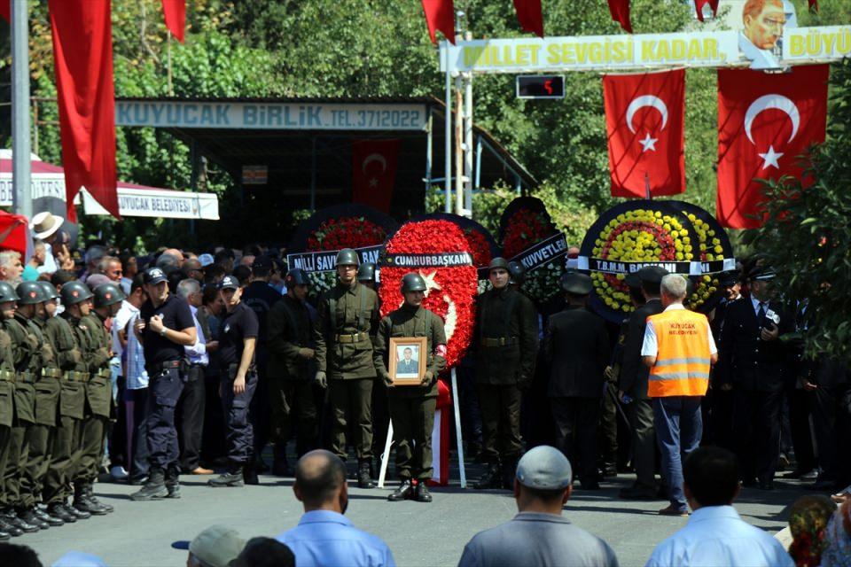 <p>Hakkari'nin Çukurca ilçesinde terör örgütü PKK mensuplarına yönelik sürdürülen operasyonda şehit düşen Astsubay Bahri Uçuş, memleketi Aydın'ın Kuyucak ilçesinde toprağa verildi.</p>
