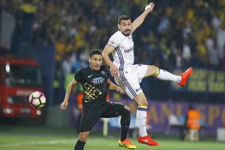 <p><strong>RAKİPLERİNE GİDECEKSİN</strong></p>

<p>Şu ortamda hazır 2'de 2 yapmışken, Osmanlıspor'u yenip, evinde Alanyaspor'u da geçip devam etmesi gerekirdi. Bir bakarsın puan farkı 10 olmuş, hiç anlamazsın. İkinci devre de rakiplerine gideceksin. Transfer sorunu da var.</p>
