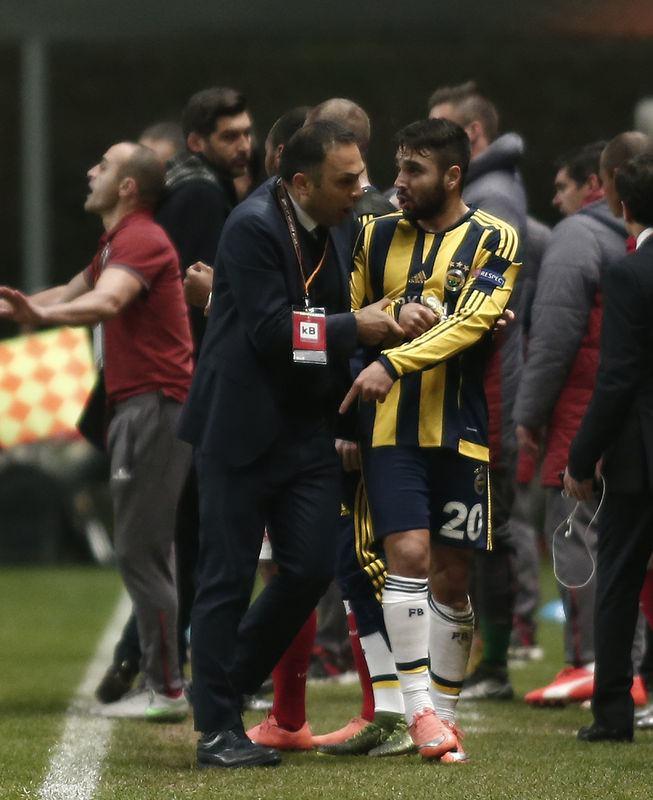<p>Bariz ofsayt bir golle yenik duruma düşen Fenerbahçe, hakemin Vitor Pereira'yı oyundan atıp tribüne göndermesine rağmen ilk yarı sonunda beraberliği yakaladı ancak ikinci yarı Ivan Bebek maçı adeta 'garantiye aldı.'</p>