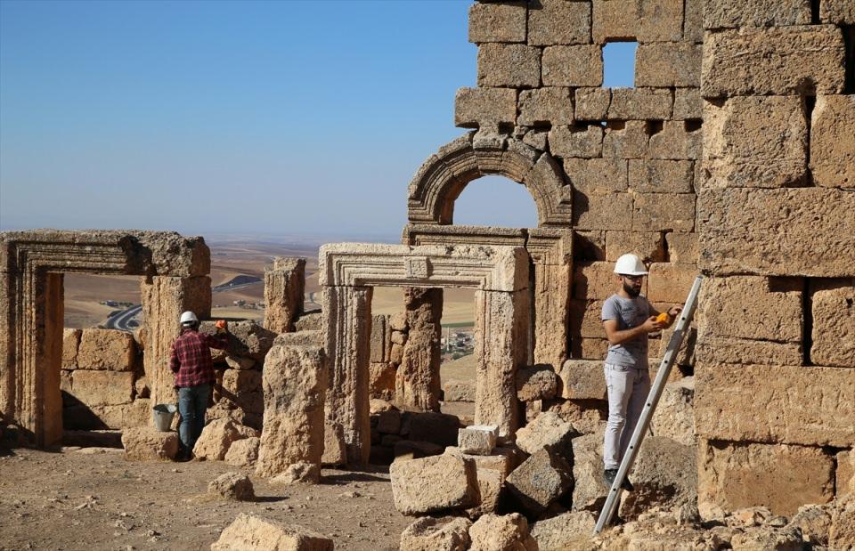 <p>Güneydoğu, terör olaylarıyla gündeme gelse de turistik, arkeolojik ve ekonomik yatırımlar artarak devam ediyor. 3 yıldır devam eden kazılarda 100 kişi çalışıyor. Kazı çalışması önümüzdeki yıllarda da devam edecektir." diye konuştu.</p>
