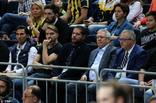 <p><span style="color:#D3D3D3"><strong>Peki neden bu hale gelindi? Fenerbahçe'de neler oluyor?</strong><br />
<br />
Önce en taze gelişme Caner Erkin olayının "patlak" vermesi ile başlayalım.<br />
<br />
Son maçlarda yedek kalmayı sorun eden Caner'in yaptığı saygısızlık herşeyden önce takıma, o bölgede oynayan arkadaşı Hasan Ali Kaldırım'a karşı büyük ayıp !..Bu durum kabullenemez ve o şekilde tepki verirsen Yönetimin de hedefi haline gelirsin...</span></p>