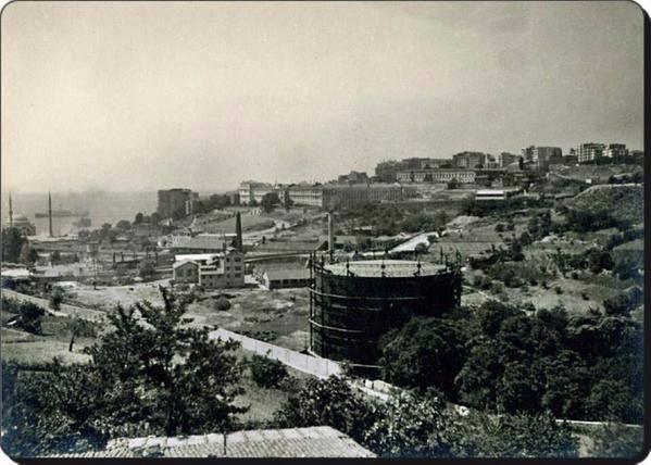 <p>Dolmabahçe Sarayı'nın ahırları, 1930'lar (Henüz İnönü Stadyumu yokken)</p>
<ul>
</ul>