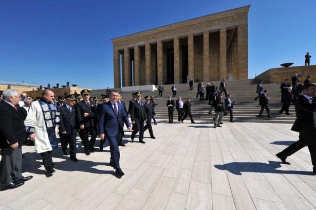 <p>Anıtkabir Özel Defteri'ni de imzalayan Lekesiz, deftere şunları yazdı:</p>

<p> </p>
