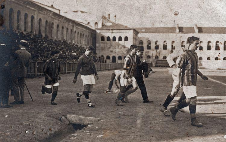 <p>Taksim Topçu Kışlası Ve Taksim Çevresi 1950 Öncesi - Galatasaray Futbol Takımı, Taksim'de Topçu Kışlası içindeki stadda bir karşılaşmaya çıktı. Taraftarlar tribünleri doldurdu.</p>
