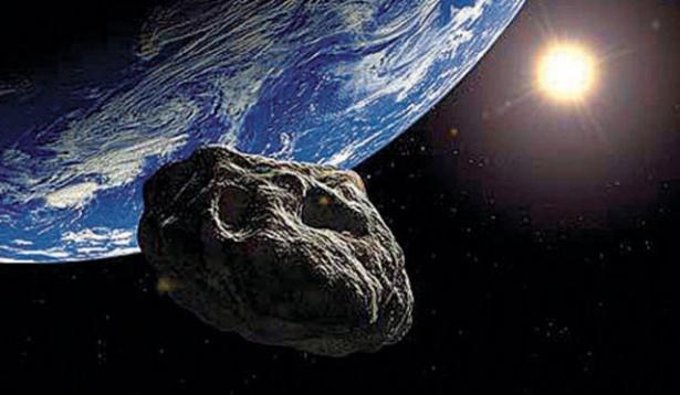 <h2 class="imgText">Bilim adamları, yerküreye çarpsa bir kenti veya bölgeyi yok edecek nitelikte olan asteroidin Dünya’ya zarar vermeden, Ay’la Dünya arasındaki mesafenin üç katı uzunluğunda olan bu mesafeyi koruyarak geçeceğinden emin olduklarını açıkladı.</h2>
